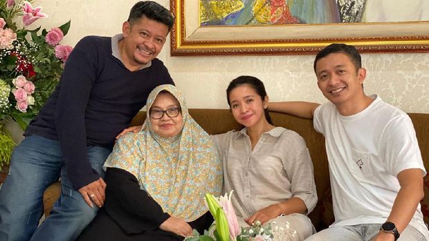 Eks Menkes Siti Fadilah berkumpul dengan keluarga usai keluar dari penjara