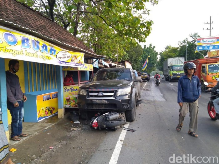 Ford Ranger Tabrak Warung dan 2 Motor di Jombang