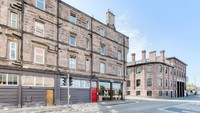 Bergeser ke kotanya, Fountainbridge merupakan sebuah area industri di Edinburgh. Mungkin tak jauh beda dengan Bekasi atau Karawang yang menunjang perekonomian Jakarta (Airbnb)