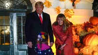 Presiden Donald Trump dan ibu negara Melania Trump, memberikan permen kepada anak-anak selama acara trick-or-treat Halloween di Halaman Selatan Gedung Putih di Washington. AP Photo/Manuel Balce Ceneta.