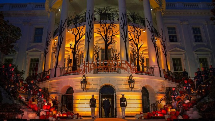 Gedung Putih AS Rayakan Halloween President Donald Trump talks with first lady Melania Trump as they greet trick-or-treaters on the South Lawn during a Halloween celebration at the White House, Sunday, Oct. 25, 2020 in Washington. (AP Photo/Manuel Balce Ceneta)