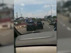 Fortuner dan Vitara Saling Gasak di Cibubur Nggak Punya Etika