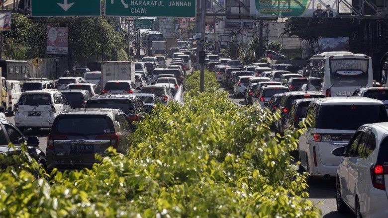 KEPADATAN JALUR PUNCAK PADA LIBUR PANJANG HARI KE-EMPAT Polisi mengatur lalu lintas kendaraan yang memadati ruas jalan jalur Wisata Puncak, Kabupaten Bogor, Jawa Barat, Sabtu (31/10/2020). Pada cuti bersama serta libur panjang Maulid Nabi Muhammad SAW hari ke-empat jalur wisata Puncak Bogor masih dipadati kendaraan wisatawan, Sat Lantas Polres Bogor memberlakukan rekayasa lalu lintas sistem satu jalur atau one way untuk mengurai kepadatan kendaraan. ANTARA FOTO/Yulius Satria Wijaya/hp.