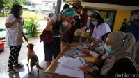Petugas mendata hewan yang akan divaksin.