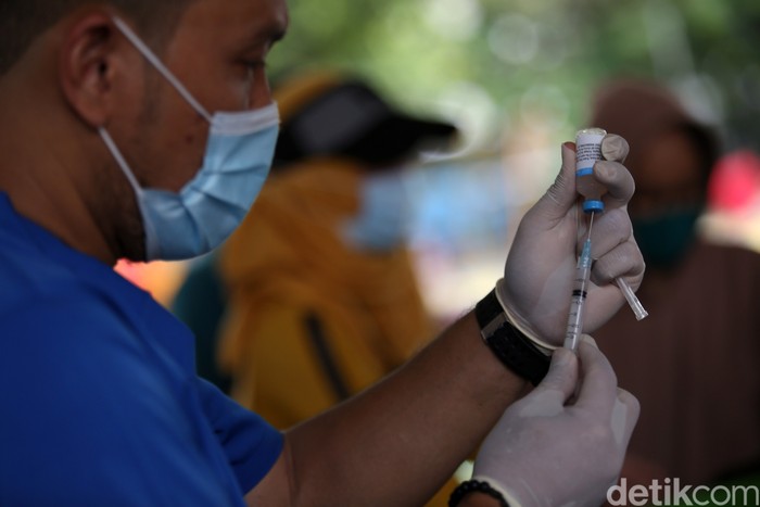 Vaksinasi Rabies Gratis Untuk Hewan Peliharaan 

Paramedis dari pusat kesehatan hewan (Puskeswan) Dinas Ketahanan, Pertanian, dan Perikanan Kota Adm. Jakarta Selatan menyuntikkan vaksin anti rabies secara gratis di kawasan Tebet, Jakarta, Sabtu (31/10/2020). Pemberian Vaksin Rabies gratis tersebut untuk menghindari dan mengantisipasi penyebaran penyakit rabies kepada hewan peliharaan. Lebih dari 100 hewan di vaksin anti rabies. Hewan yang divaksin antara lain kucing, musang, dan anjing. Tahun 2020 ini target Sudin Ketahanan Pangan Kelautan dan Pertanian dalam pencapaian vaksinasi rabies ini sebanyak 6.500 ekor, dan sudah mencapai 70 persen. Agung Pambudhy/Detikcom.