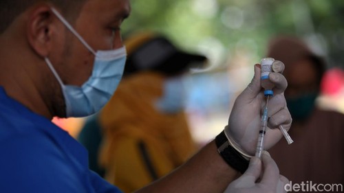 Vaksinasi Rabies Gratis Untuk Hewan Peliharaan Paramedis dari pusat kesehatan hewan (Puskeswan) Dinas Ketahanan, Pertanian, dan Perikanan Kota Adm. Jakarta Selatan menyuntikkan vaksin anti rabies secara gratis di kawasan Tebet, Jakarta, Sabtu (31/10/2020). Pemberian Vaksin Rabies gratis tersebut untuk menghindari dan mengantisipasi penyebaran penyakit rabies kepada hewan peliharaan. Lebih dari 100 hewan di vaksin anti rabies. Hewan yang divaksin antara lain kucing, musang, dan anjing. Tahun 2020 ini target Sudin Ketahanan Pangan Kelautan dan Pertanian dalam pencapaian vaksinasi rabies ini sebanyak 6.500 ekor, dan sudah mencapai 70 persen. Agung Pambudhy/Detikcom.