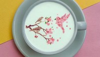 Burung cantik ini juga dilukis di atas latte art oleh Lee Kang Bin. Ada 3 burung kecil dengan bunga sakura berlatar busa putih.Foto: Instagram @leekangbin91