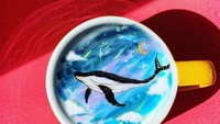 Latte art bergambar ikan paus di atas langit ini salah satu karya Lee Kang Bin yang nampak artistik. Paduan warnanya sangat serasi dan cantik. Foto: Instagram @leekangbin91