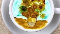 Latte art dengan gambar bunga matahari ini juga nampak cantik. Paduan warna yang digunakan juga sangat pas, ada biru muda dan cokelat yang mendominasi. Foto: Instagram @leekangbin91