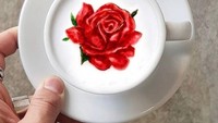 Bunga mawar merah juga jadi inspirasi latte art Lee Kang Bin. Ia menaruhnya di atas latte dengan busa putih. Tampilannya jadi terlihat cantik dan elegan. Foto: Instagram @leekangbin91