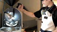 Lee Kang Bin merupakan barista asal Korea yang berhasil membuat latte art dengann tampilan cantik. Tak hanya latte art berwarna cokelat saja, tapi juga warna-warni bak lukisan. Foto: Instagram @leekangbin91