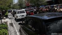 Libur Panjang, Kendaraan Mengular Di Jalan Malioboro Yogyakarta