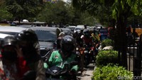 Kendaraan mengular panjang.