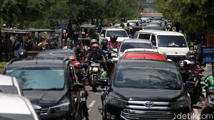 Libur Panjang, Kendaraan Mengular di Jalan Malioboro Yogyakarta Kemacetan terjadi di Jalan Malioboro, Yogyakarta, Sabtu (31/10/2020). Volume kendaraan yang melintasi jalan tersebut meningkat saat libur panjang ini.