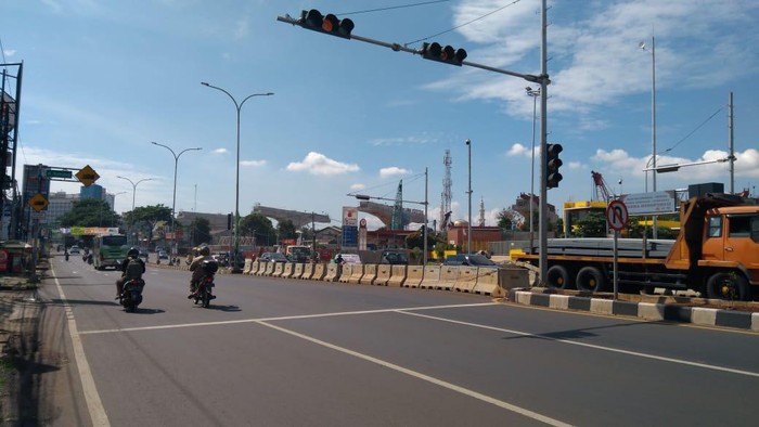 Lokasi mobil Fortuner Vs Vitara tabrak-tabrakan di Jl Raya Alternatif Cibubur-Cileungsi, Pondok Gede, Bekasi.