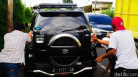 Setiap harinya pasti ada kendaraan roda dua maupun roda empat yang mogok di tengah jalan karena tak kuat menanjak. Akhirnya warga setempat yang berjaga di sekitaran jalan tersebut turun tangan memberikan bantuan mengganjal hingga mendorong mobil dan motor.
