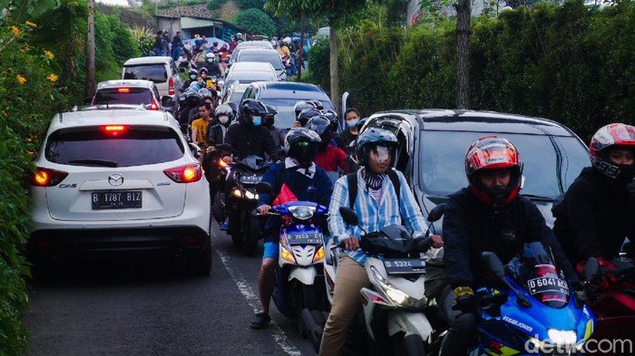 Macet ke Arah Lembang, Banyak Kendaraan Nggak Kuat Nanjak Sejumlah kendaraan roda dua maupun roda empat bertumbangan saat melintasi jalur alternatif melalui Jalan Punclut menuju kawasan wisata Lembang dari arah Bandung.