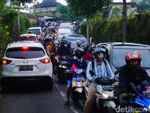 Banyak Kendaraan Nggak Kuat Nanjak saat Lintasi Punclut Arah Lembang