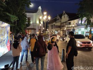 Celebrity on Vacation: Keliling Kota Lama Semarang Naik Skuter