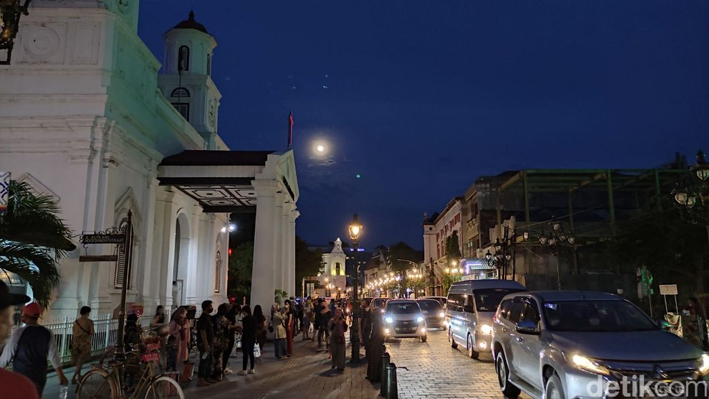 Melihat Antusias Wisatawan di Kota Lama Semarang saat Libur Panjang