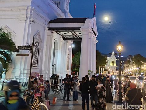 Melihat Antusias Wisatawan di Kota Lama Semarang saat Libur Panjang