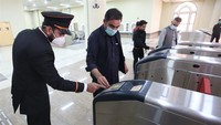 Selama lima tahun konstruksi, Orange Line menciptakan lebih dari 7.000 pekerjaan untuk penduduk setempat. Sedangkan dalam masa operasi dan pemeliharaan, kehadiran transportasi ini disebut akan menghadirkan 2.000 pekerjaan baru bagi penduduk setempat. Foto: Dok. Xinhua/Liu Tian