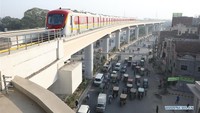 Jalur oranye ini menghadirkan 27 rangkaian kereta listrik hemat energi, masing-masing terdiri dari lima gerbong ber-AC, dengan kecepatan operasi 80 km per jam. Foto: Dok. Xinhua/Liu Tian
