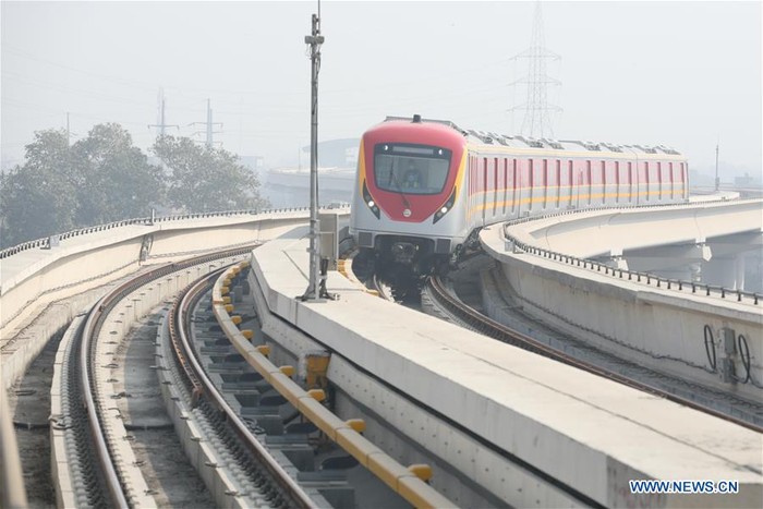 Layanan kereta metro pertama Pakistan di Jalur Oranye