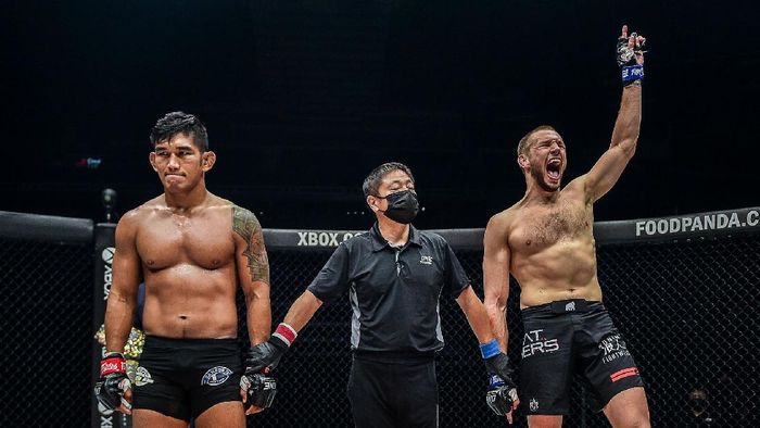 ONE Championship: ONE: INSIDE THE MATRIX Petarung asal Belanda, Reinier De Ridder, berhasil merebut gelar juara dunia ONE Middleweight. Ini setelah De Ridder menang cepat atas Aung La N Sang.