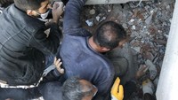 Setidaknya 804 orang lainnya luka-luka akibat gempa M 7 yang mengguncang Izmir di Laut Aegea, Turki pada Jumat (30/10) tersebut.