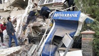 Operasi pencarian dan penyelamatan telah selesai dilakukan di delapan gedung di Izmir, kota terbesar ketiga di Turki berdasarkan populasi.