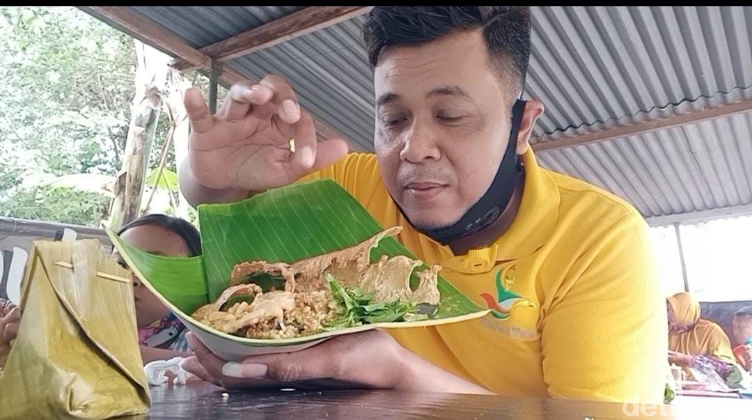 Pecel Legendaris Mbok Pakem Tetap Ramai Meski Berlokasi Dekat Kuburan