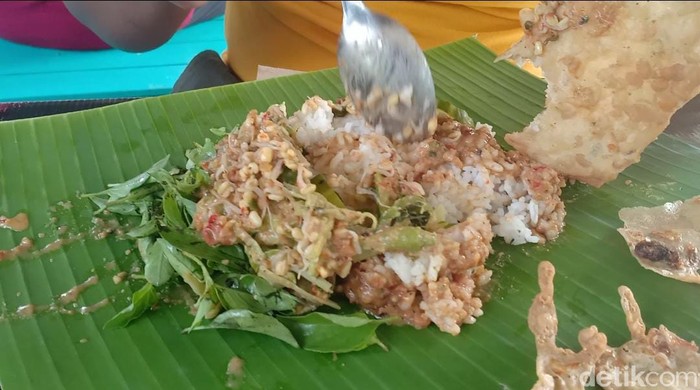 Pecel Legendaris Mbok Pakem Tetap Ramai Meski Berlokasi Dekat Kuburan