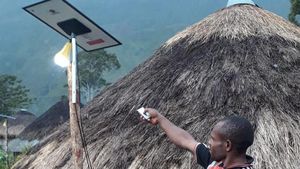 Selain Ruas Jalan, Warga Papua Kini Nikmati Lampu Tenaga Surya