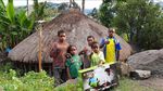 Selain Ruas Jalan, Warga Papua Kini Nikmati Lampu Tenaga Surya