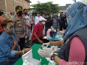 Pengunjung Air Panas Mojokerto Dirapid Test Cegah Klaster Baru COVID-19