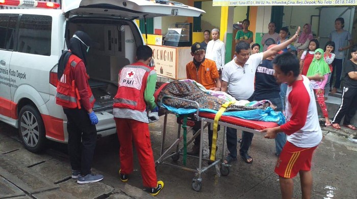 Petugas evakuasi korban tenggelam di Sungai Ciliwung kawasan Beji, Depok (dok istimewa)