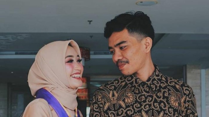 Pasangan suami istri (pasutri) di Sulawesi Selatan (Sulsel), Al Qadri Daeng Kasang dan Kartini Daeng Bunga, viral di media sosial setelah kisah cinta keduanya dipisahkan oleh maut.