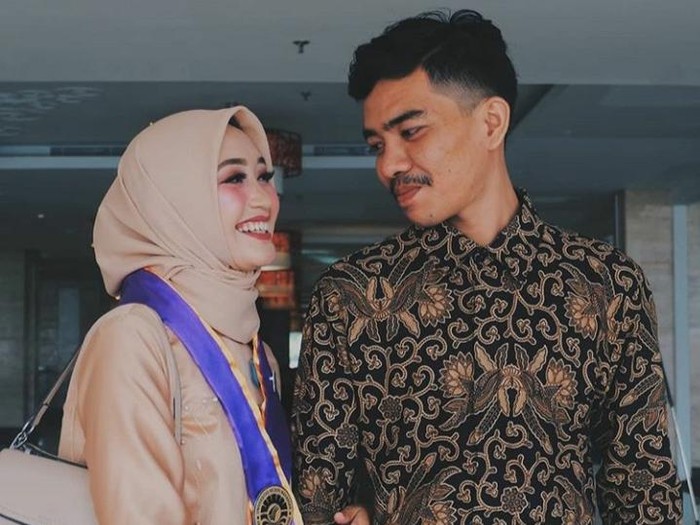 Pasangan suami istri (pasutri) di Sulawesi Selatan (Sulsel), Al Qadri Daeng Kasang dan Kartini Daeng Bunga, viral di media sosial setelah kisah cinta keduanya dipisahkan oleh maut.