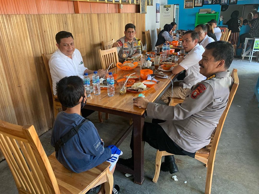 Momen Kapolda Sulsel Traktir Bocah Penjual Asinan yang Cari Uang Sekolah