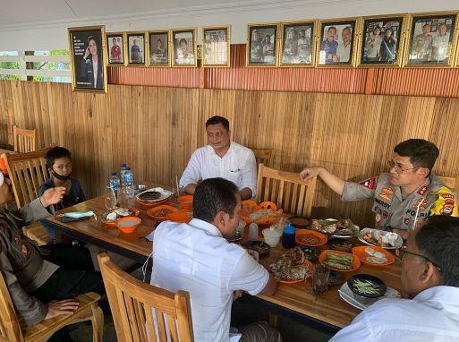 Momen Kapolda Sulsel Traktir Bocah Penjual Asinan yang Cari Uang Sekolah