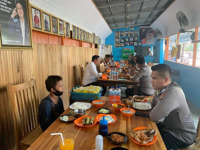 Polisi traktir makan bocah penjual asinan Momen Kapolda Sulsel Traktir Bocah Penjual Asinan yang Cari Uang Sekolah