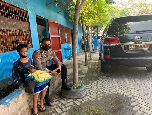 Momen Kapolda Sulsel Traktir Bocah Penjual Asinan yang Cari Uang Sekolah