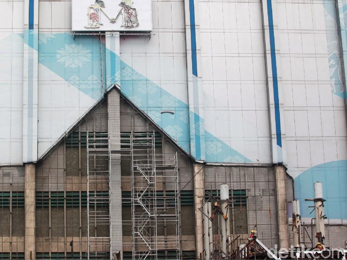 Petugas melakukan proses pemugaran pusat perbelanjaan Sarinah di Jakarta, Sabtu (31/10/2020). Sarinah merupakan pusat perbelanjaan (Mal) pertama di Indonesia.