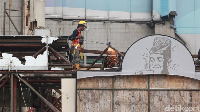 Petugas melakukan proses pemugaran pusat perbelanjaan Sarinah di Jakarta, Sabtu (31/10/2020). Sarinah merupakan pusat perbelanjaan (Mal) pertama di Indonesia.