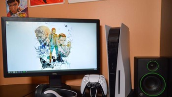 Monitor kecil pun tampak semakin kecil jika disandingkan dengan PS5. Foto: istimewa