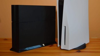 PS5 dibandingkan dengan PS4. Memang konsol game terbaru dari Sony ini gambot alias besar, dalam sentuhan desain futuristik. Foto: istimewa