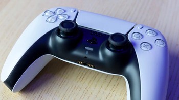 Kontroler DualSense mempunyai desain yang sangat berbeda dibanding kontroler PlayStation sebelumnya, begitu juga dengan teknologi yang dipakainya. Perbedaan paling mencolok adalah tak lagi dipakainya teknologi getar yang lama yang diganti dengan haptic feedback. Foto: istimewa