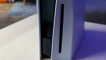 Sony belum menyebut alasan kenapa desain PS5 lebih gambot. Tapi ada kemungkinan karena PS5 memakai SSD storage cepat, yang juga sumber panas, membuat bodinya besar untuk melepas panas lebih senyap. Foto: istimewa