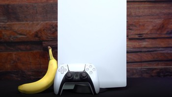 Ukuran PS5 dan kontrolernya dibandingkan dengan pisang. Foto: istimewa